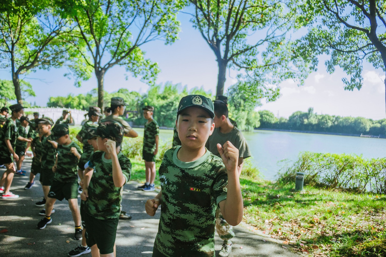 军事夏令营为广大中学生提供独立生活的机会