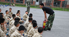 青少年军事军训夏令营-正拓夏令营