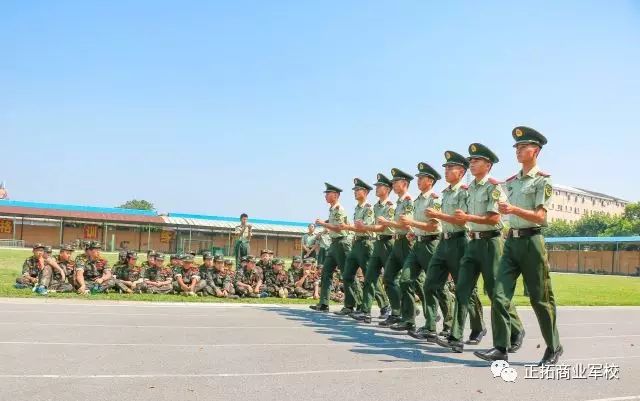 小小少年，心向祖国；小小少年，明媚如光！